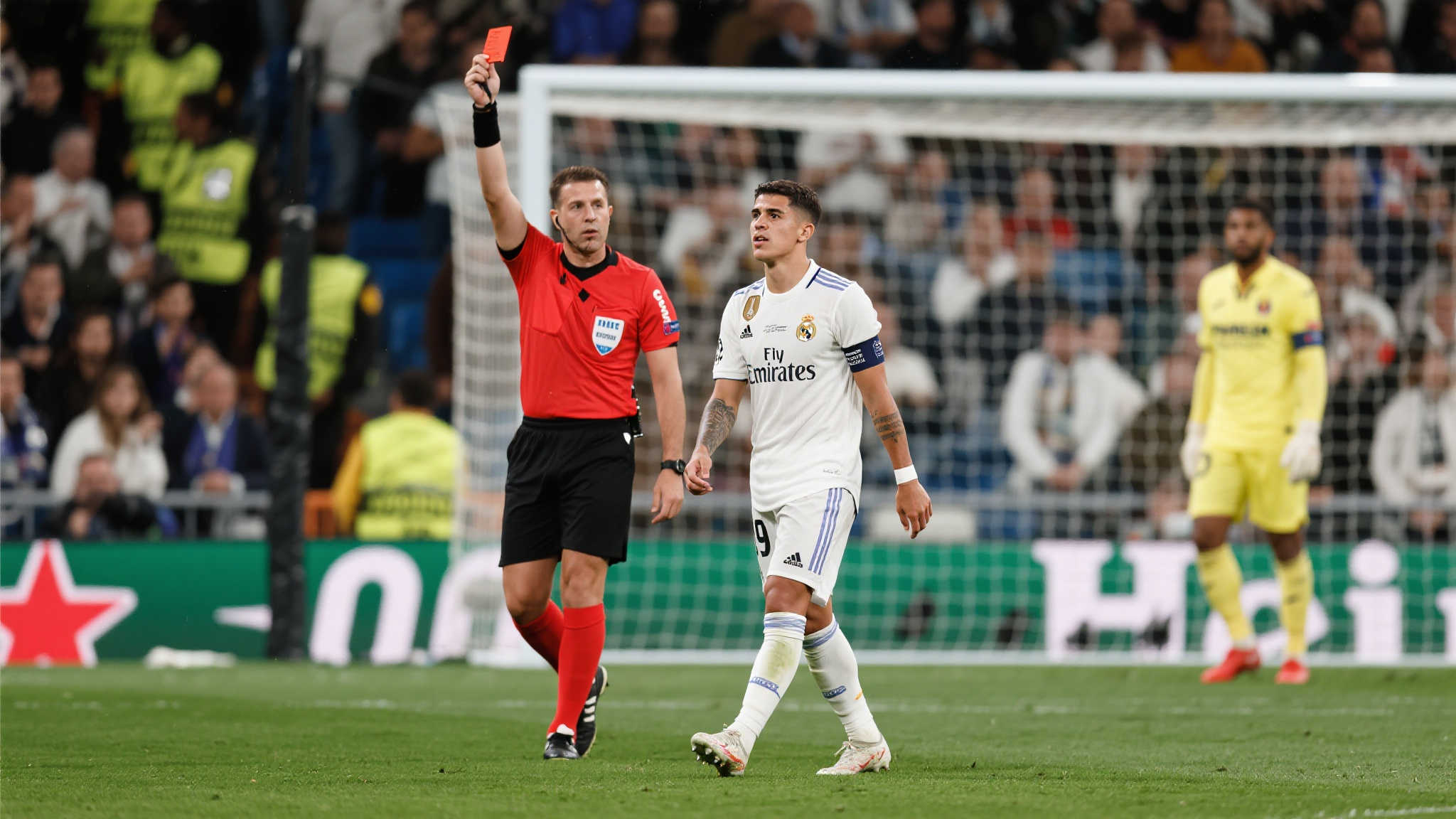 阿森西奥染红！皇马开场6分钟因拉倒龙东单刀球陷少打一人困境